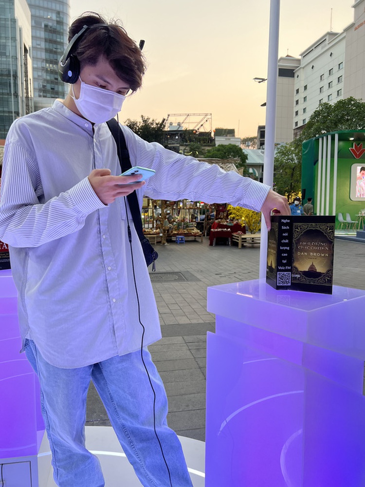 Ho Chi Minh City book street festival attracts youth with audiobooks