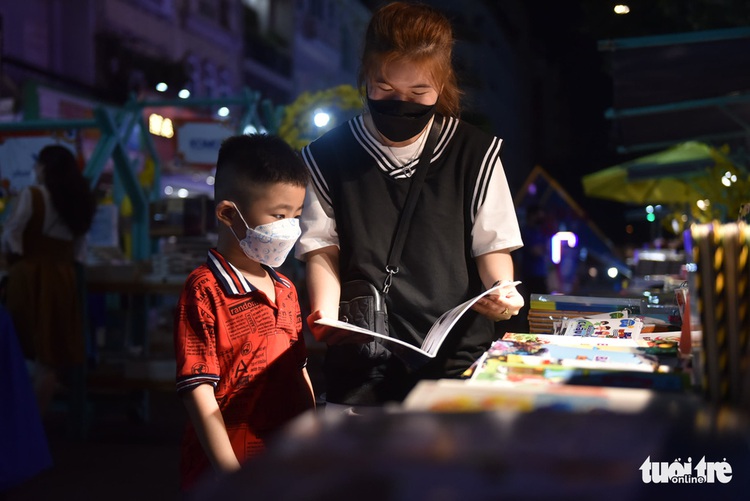 Visitors throng Nguyen Hue Flower Street on opening night in Ho Chi Minh City