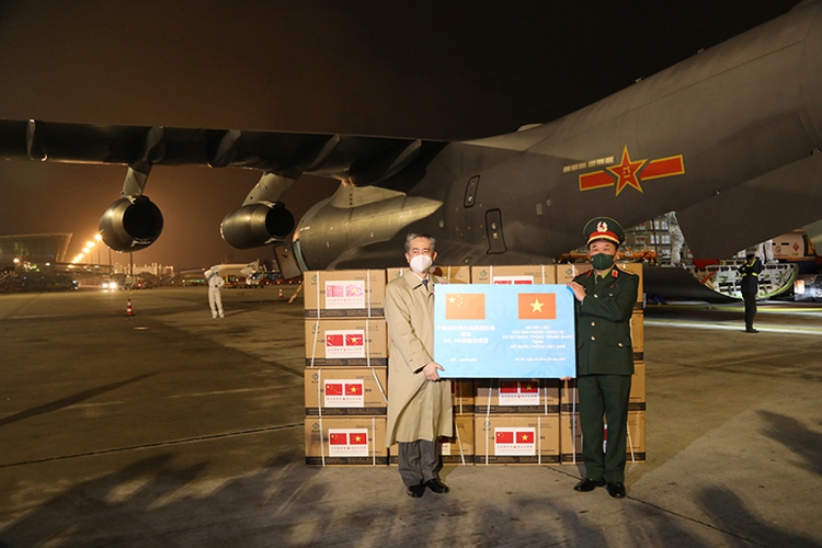 Chinese defense ministry provides Vietnam with 300,000 COVID-19 vaccine doses