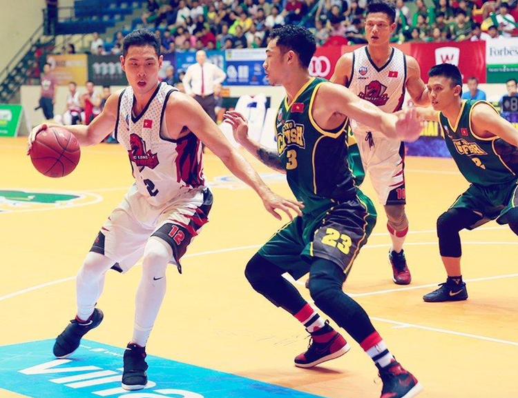 These two Vietnamese national basketball players take side jobs as entertainers, love to join volunteer activities