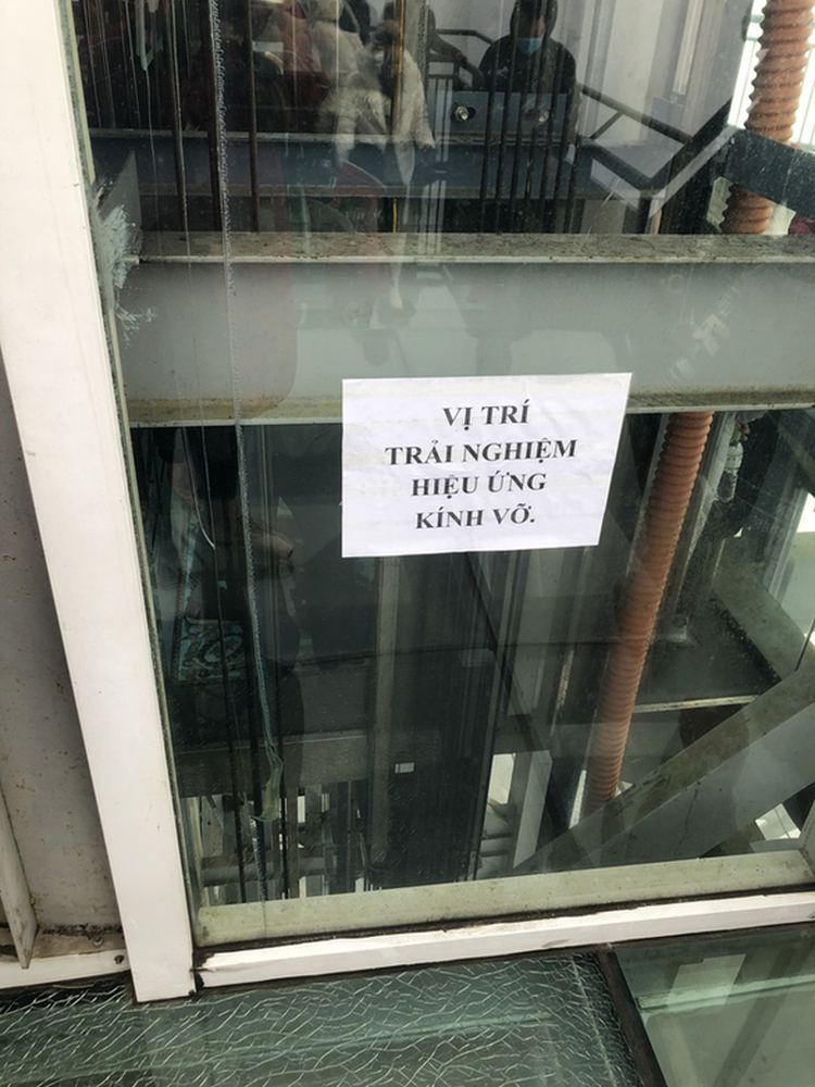 Authorities request replacement of cracked panel on glass bridge in Vietnam