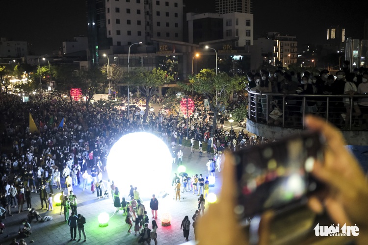 Dragon Bridge’s iconic fire breathing show attracts thousands after long hiatus in Da Nang