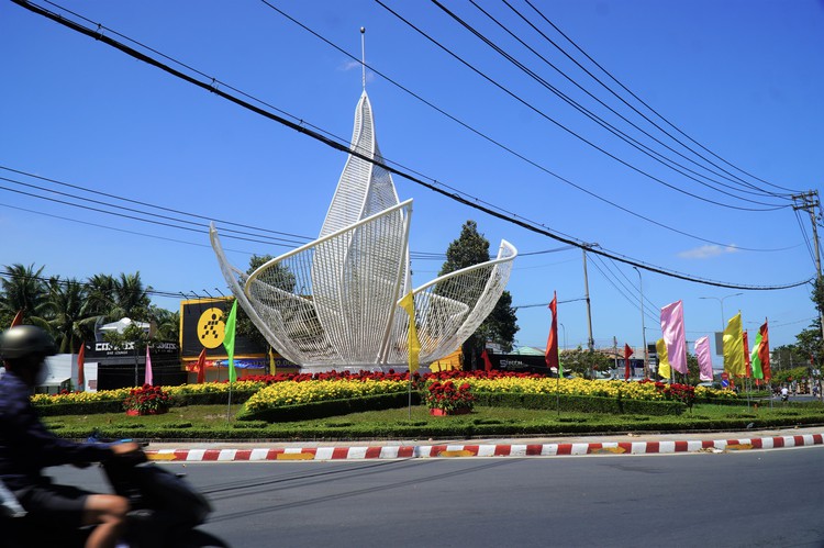 Roundabout monument said to threaten driving safety in Vietnam’s Mekong Delta