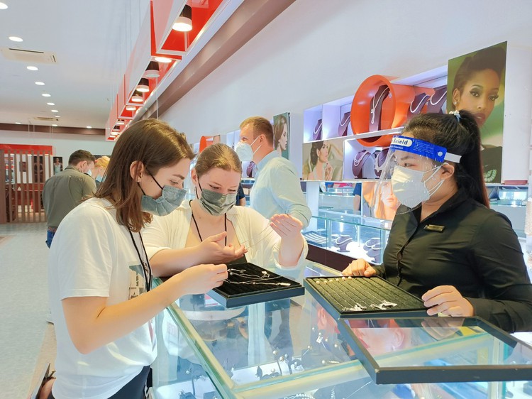 Russians in Vietnam cut spending as EU imposes sanctions on Russian banks