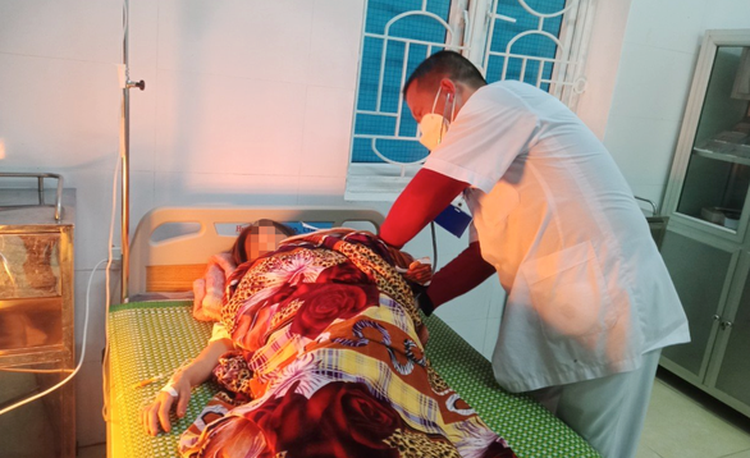 Three Vietnamese students hospitalized after eating ‘heartbreak grass’ to commit suicide