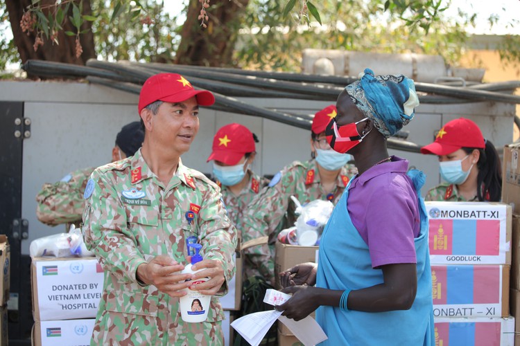 Vietnamese UN peacekeeping doctors teach South Sudanese women female hygiene