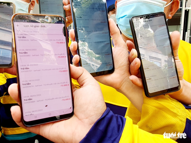 Partners gather at Vietnamese ride-hailing service headquarters to oppose unwarranted account deductions