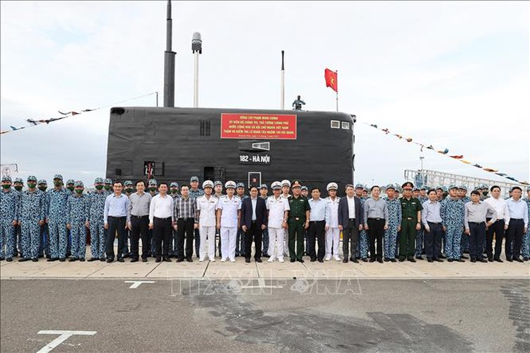Vietnam premier pays homage to fallen Truong Sa heroes