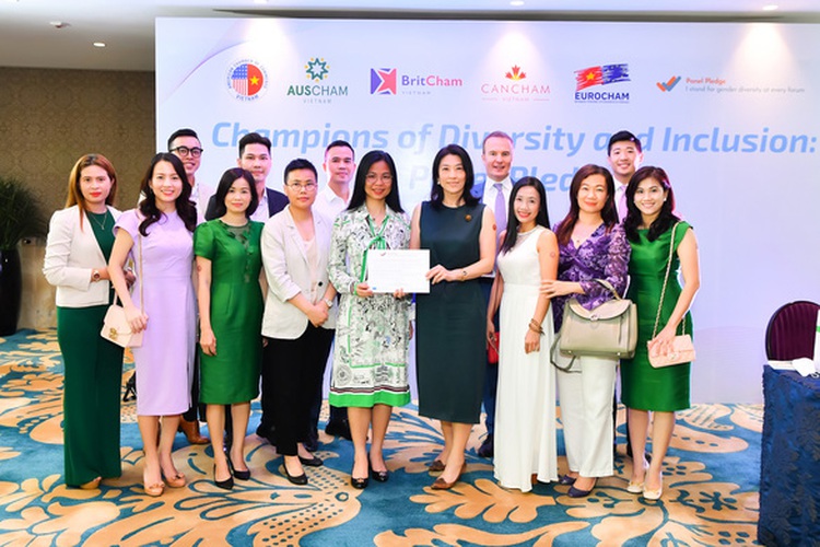Five foreign commerce chambers in Vietnam join hands in gender equality promotion