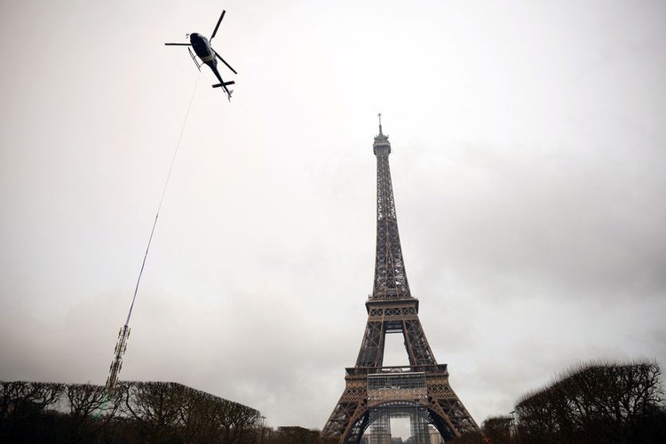 Eiffel Tower grows six metres after new antenna attached