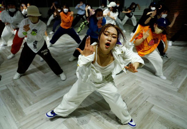 Talent behind recent K-pop hit moves is a 20-year-old Japanese dancer