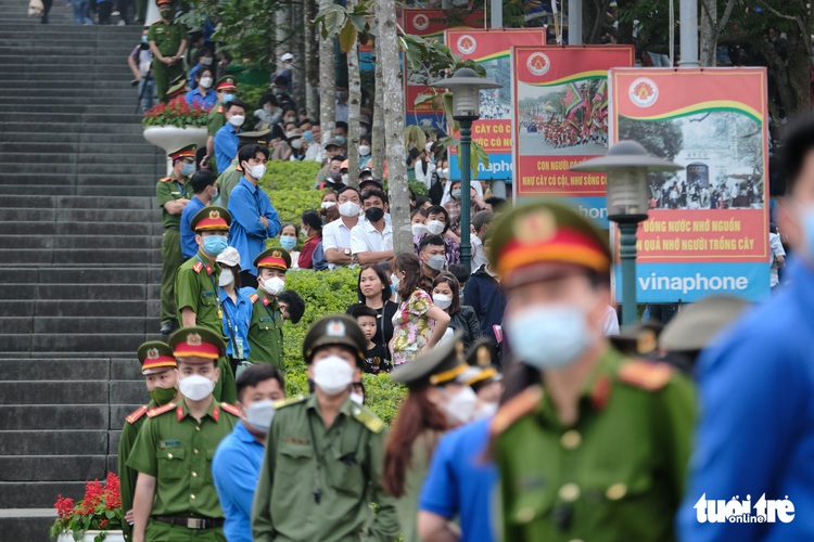 Vietnam president offers incense to Hung Kings on commemoration day