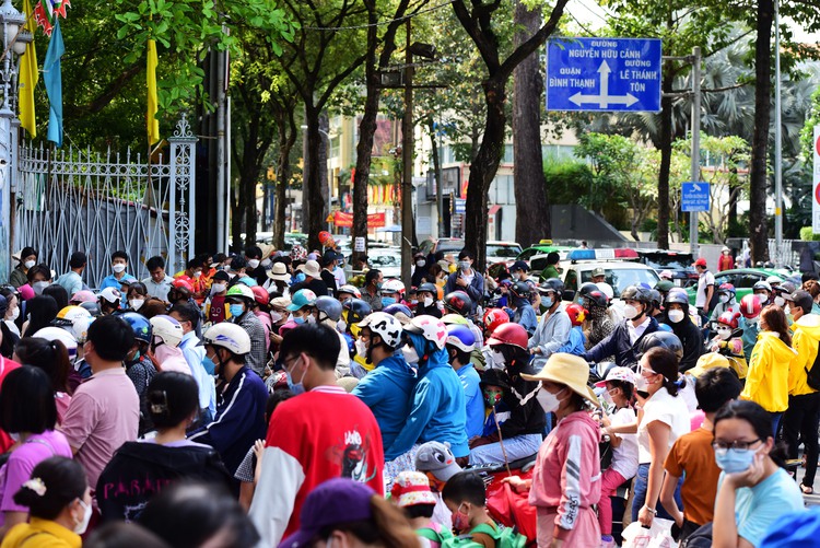 People enjoy holiday at popular destinations in Ho Chi Minh City
