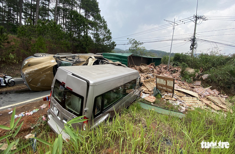 Seven injured as tractor-trailer hits van on mountain pass in Vietnam’s Central Highlands