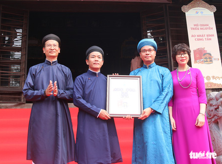 Thua Thien-Hue receives two Nguyen dynasty artifacts