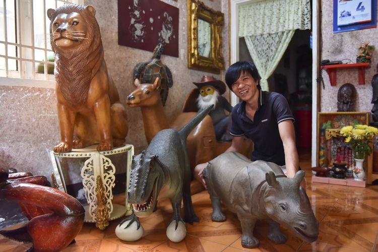 Vietnamese man turns old cartons into animal sculptures