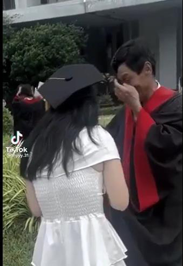 Touching story of a mason's 'graduation day'