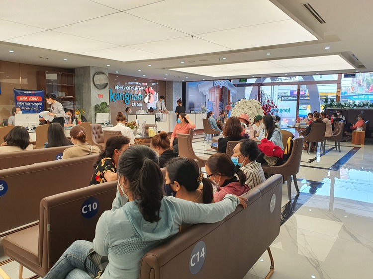 Ho Chi Minh City cosmetic hospital suspended as senior woman dies following breast fat implantation