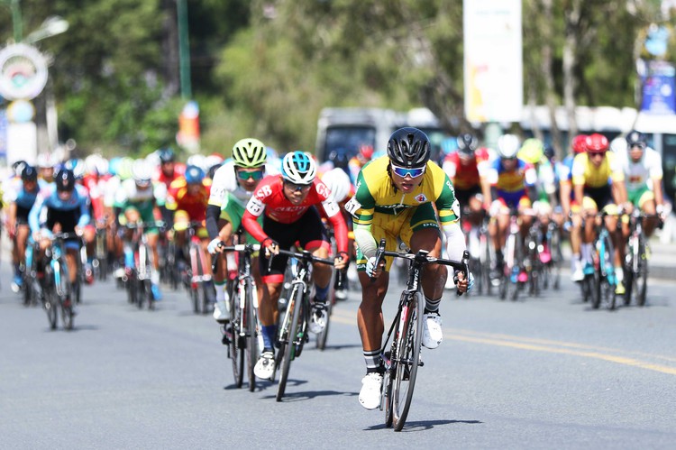 Eliminated Vietnamese rider wins criterium at national race