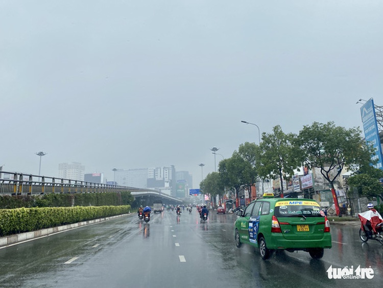 Cold front, low-pressure system cause rain during holidays in Vietnam