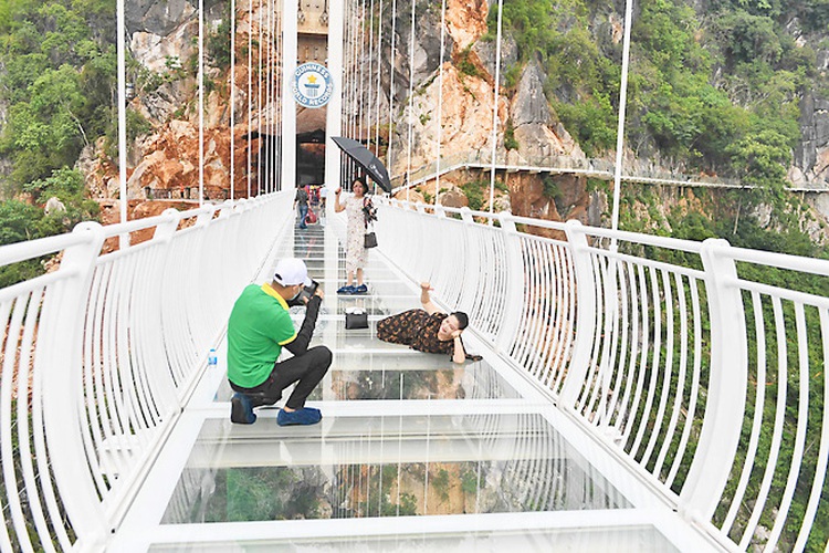 Spectacular glass-bottomed bridge opens in Vietnam