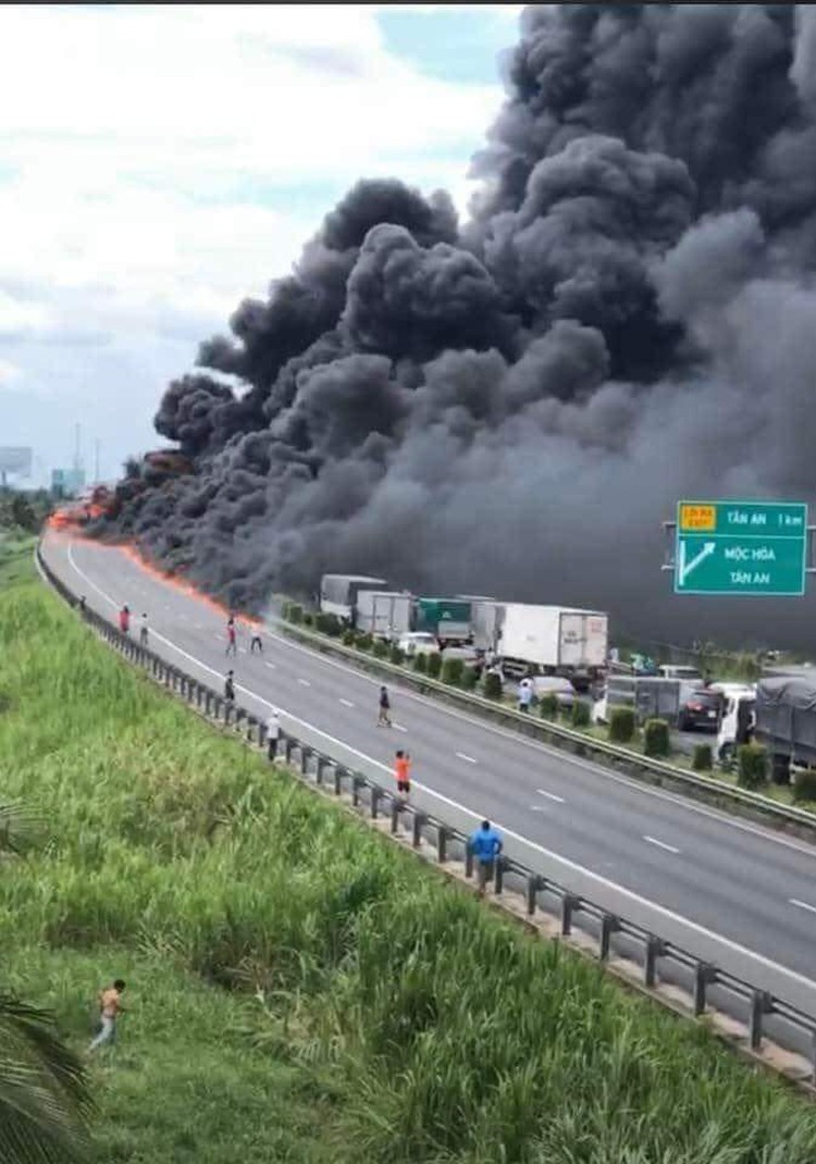 Truck carrying lubricating oil catches fire on southern Vietnam expressway
