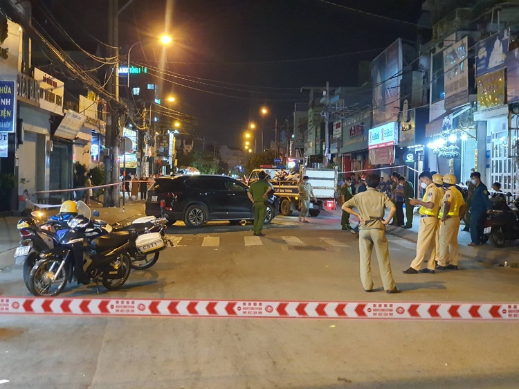 Four injured as car slams into 10 motorbikes in Ho Chi Minh City