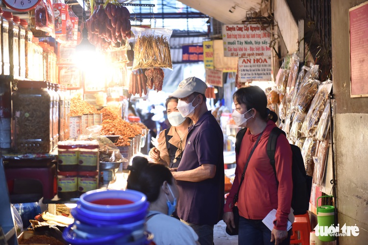 Ho Chi Minh City markets filled with visitors as COVID-19 pandemic subsides