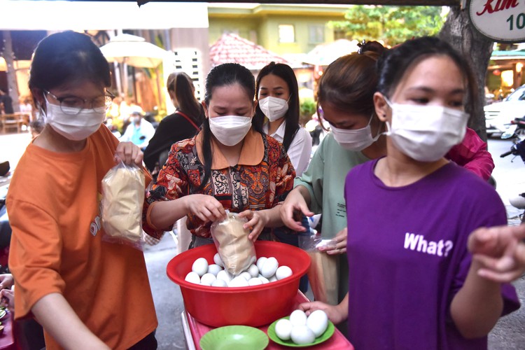 This balut stall in Ho Chi Minh City stays crowded thanks to family secret