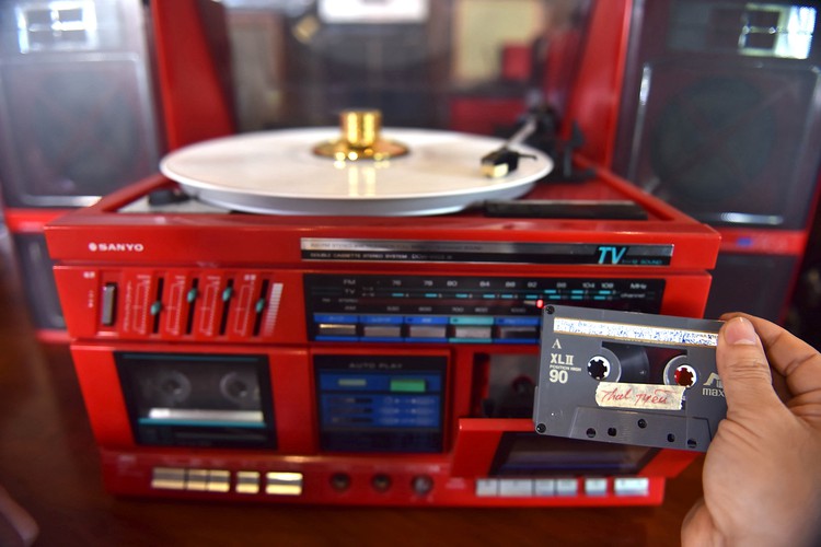 Vietnamese man collects over a thousand reel to reel tape recorders in two decades