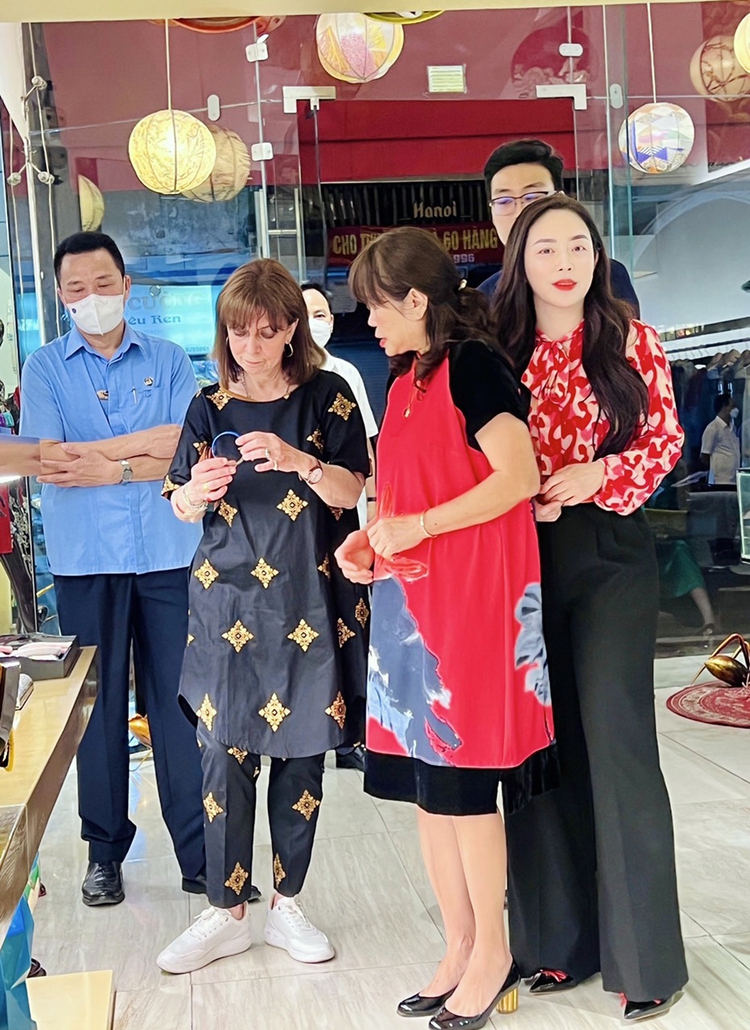 Greek president buys souvenirs at Hanoi’s Old Quarter