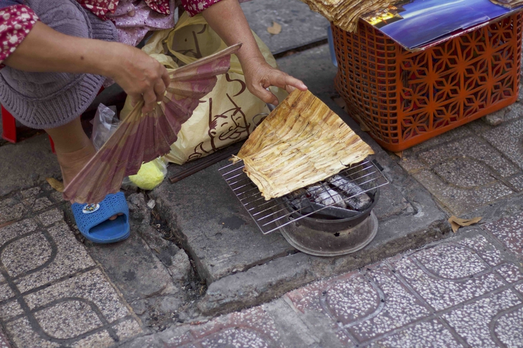 Age doesn’t keep this Vietnamese woman from selling the best banana snacks in Saigon