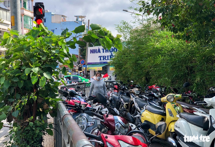 Parking service operators, street vendors encroach on sidewalks near hospitals in Ho Chi Minh City