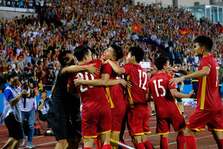 Vietnam, Thailand nip and tuck in men’s football final at 31st SEA Games