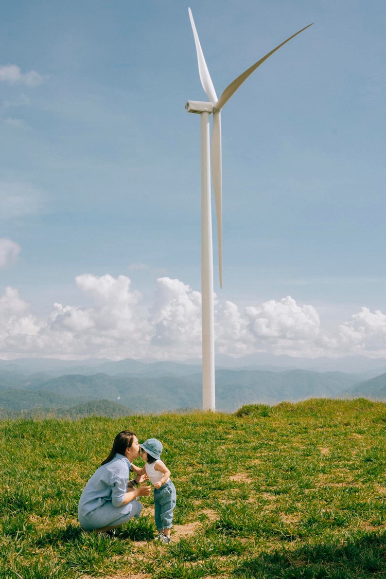 Da Lat’s new wind turbines are latest hotspot for those looking to snap perfect photos