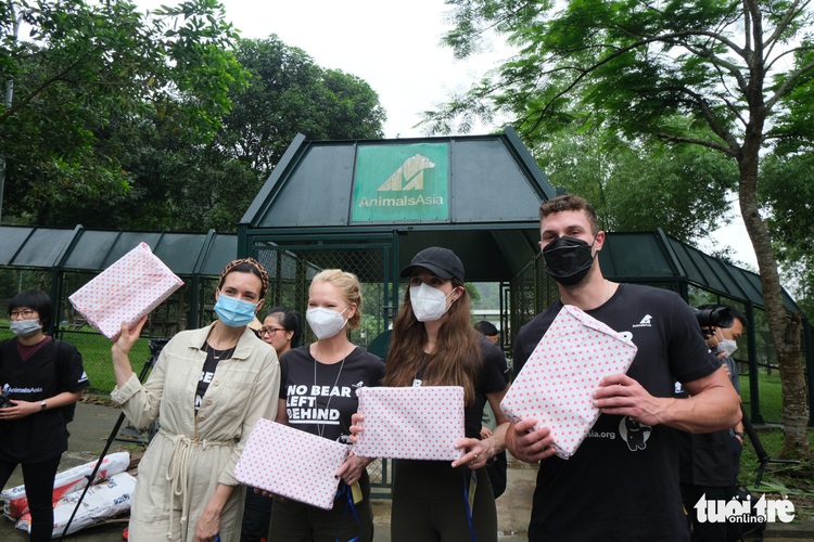 Int’l, Vietnamese stars join hands for bear protection campaign