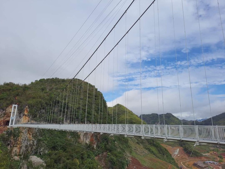 Vietnam’s newest glass bridge recognized by Guinness as world’s longest
