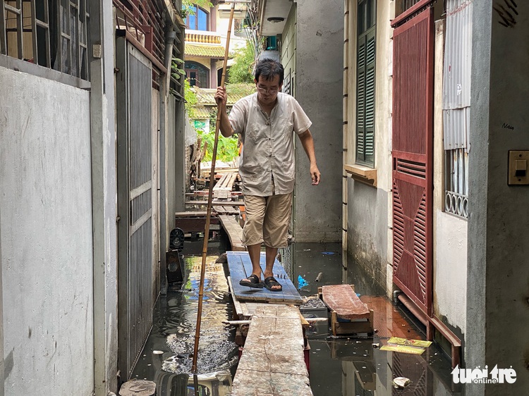 Heavy rain leaves residents traveling by boat for 10 days in Hanoi neighborhood