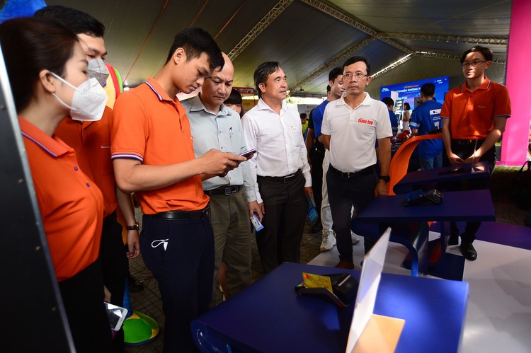 Cashless fair for workers organized in Ho Chi Minh City
