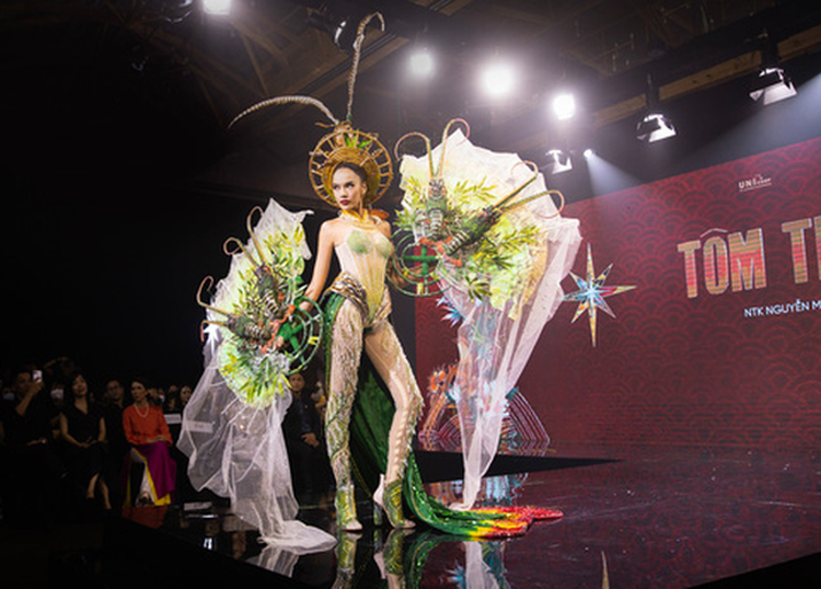 'Ca Mau Sedge Mat' outfit wins first prize in Miss Universe Vietnam 2022 costume show