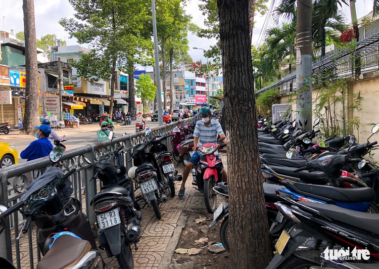 Ho Chi Minh City transport department cracks down on sidewalk parking lots before hospitals