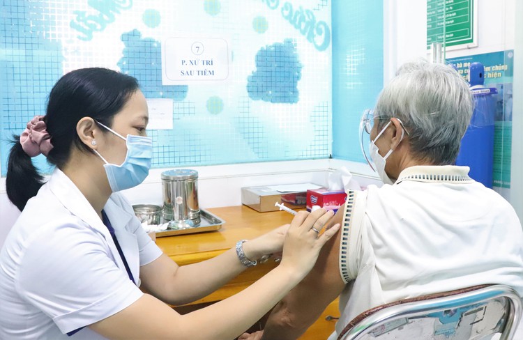 Hanoi, Ho Chi Minh City launch campaign to promote second COVID-19 booster shot