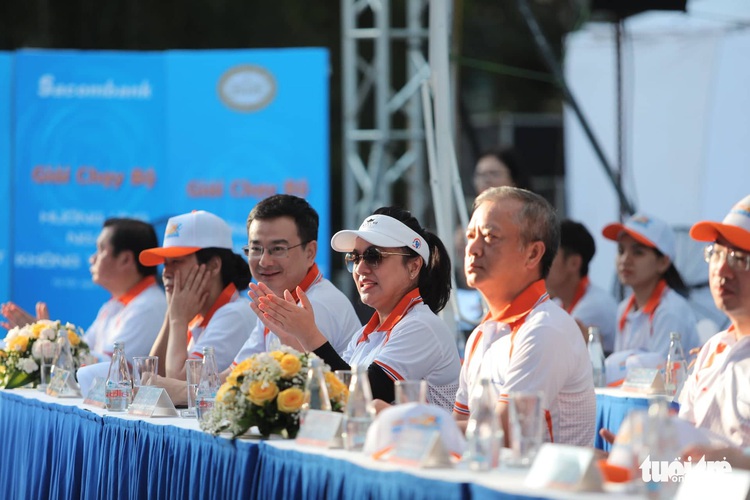 2,000 take part in run to mark Cashless Day in Hanoi