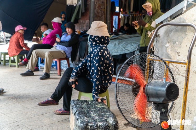 Hanoi workers struggle as outside temperature reaches 55 degrees Celsius