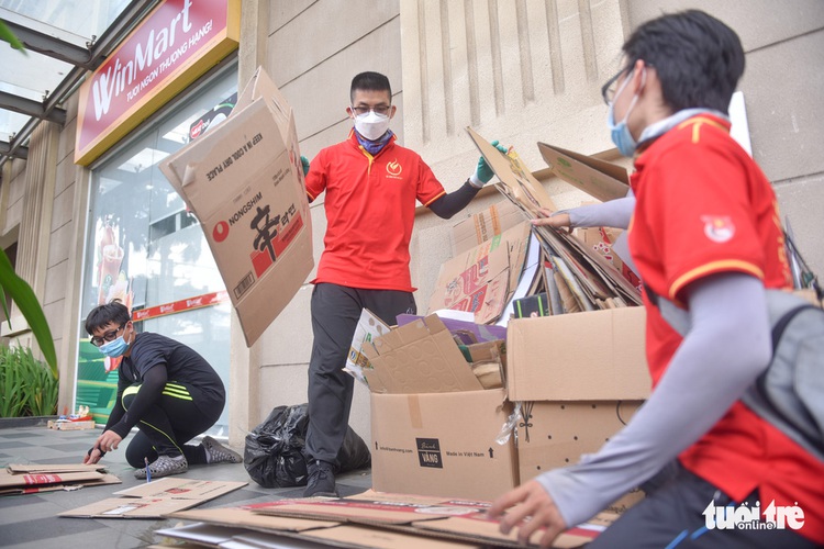 Young Vietnamese starts business collecting waste