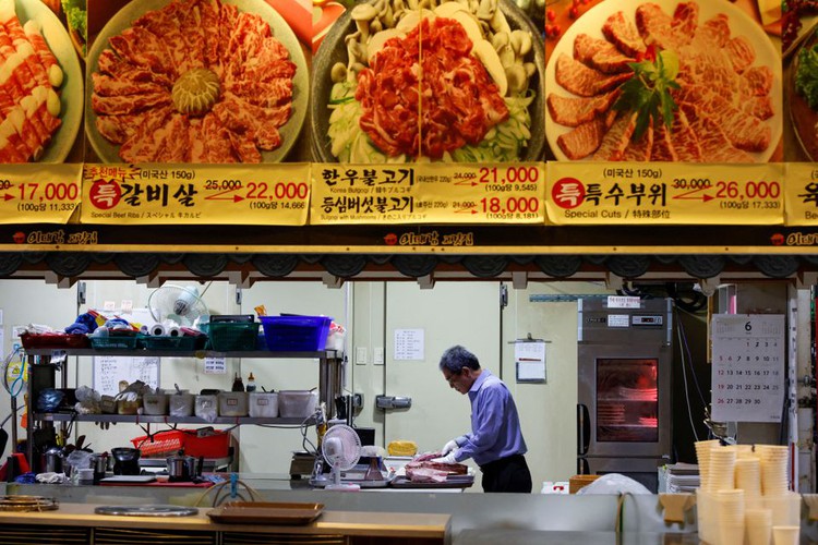 S.Korean office workers hit convenience stores as 'lunch-flation' bites