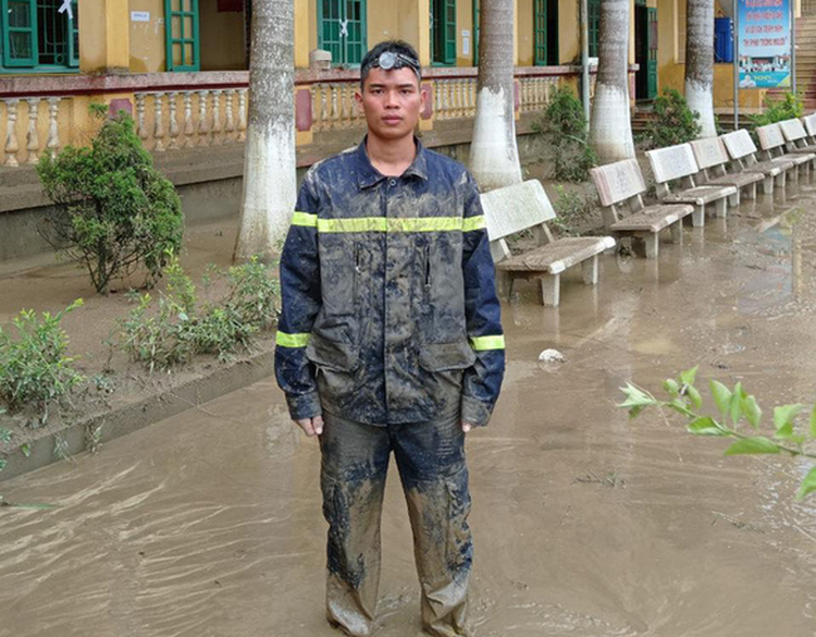 Rescuer combats flood to save over 100 students in northern Vietnam