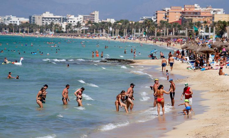 17-year-old Briton accuses two Vietnamese artists of raping her in Spain: media