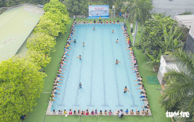 Nearly 1,000 children take free swimming lessons in south-central Vietnam
