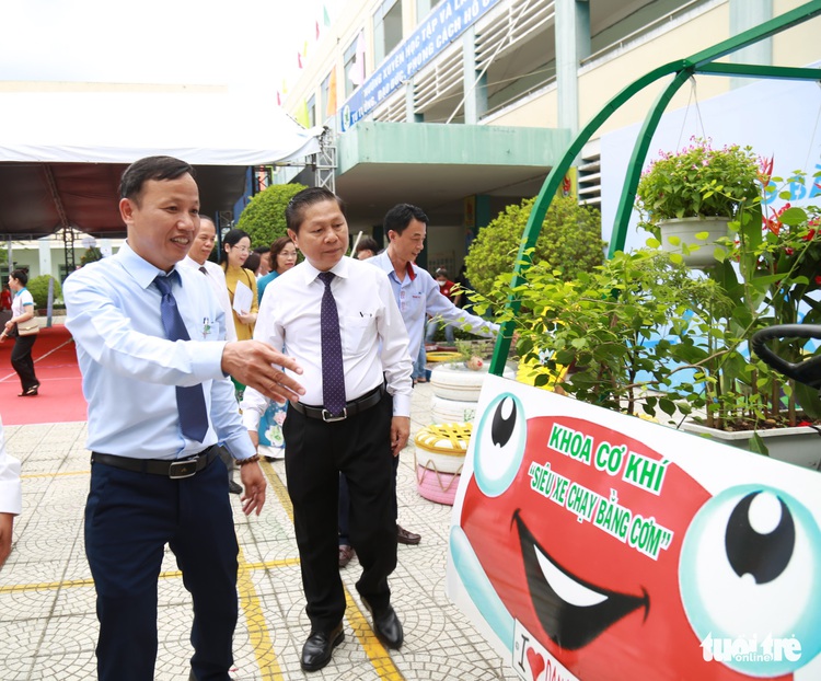 Vocational school students present recycled items at environmental protection event in Da Nang